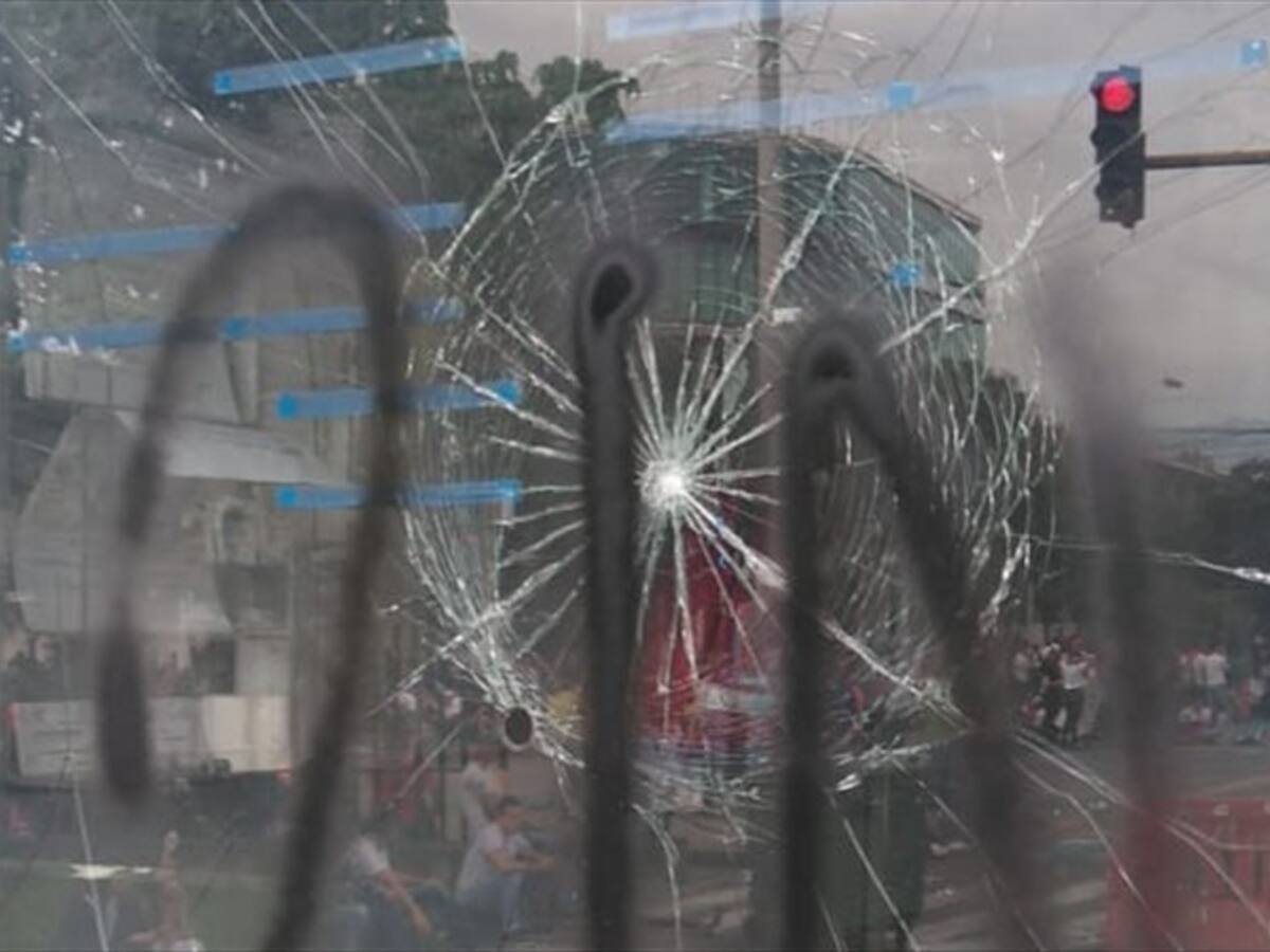 Con actos vandálicos contra el MIO avanza el paro nacional en Cali