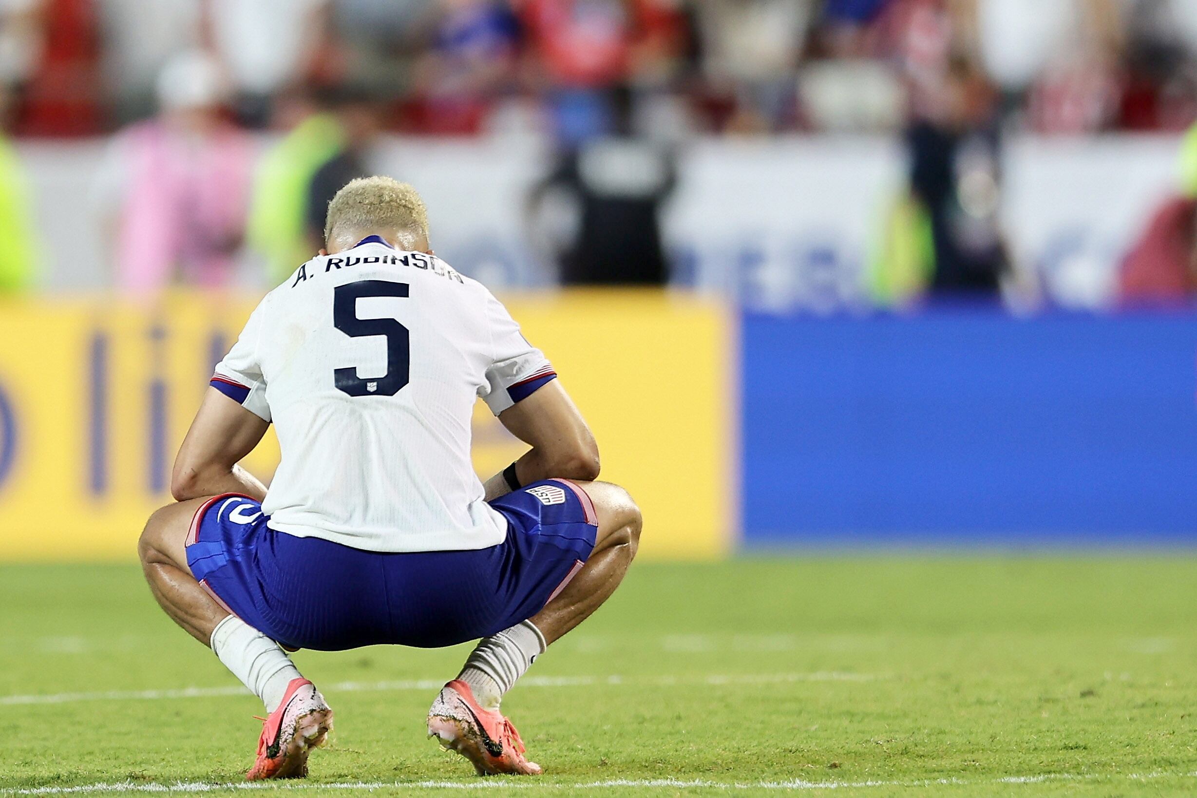 Kansas City (United States), 01/07/2024.- Antonee Robinson of the United States reacts after loosing a CONMEBOL Copa America group C soccer match against Uruguay in Kansas City, Missouri, USA, 01 July 2024. (Estados Unidos) EFE/EPA/WILLIAM PURNELL