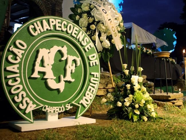 Hinchas del Atlético Nacional y otras personas realizan un homenaje póstumo al equipo de fútbol brasilero Chapecoense. Foto: Agencia EFE