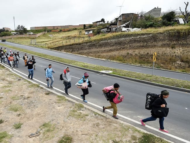 Migrantes cruzando la frontera de Colombia. Foto: Getty Images.