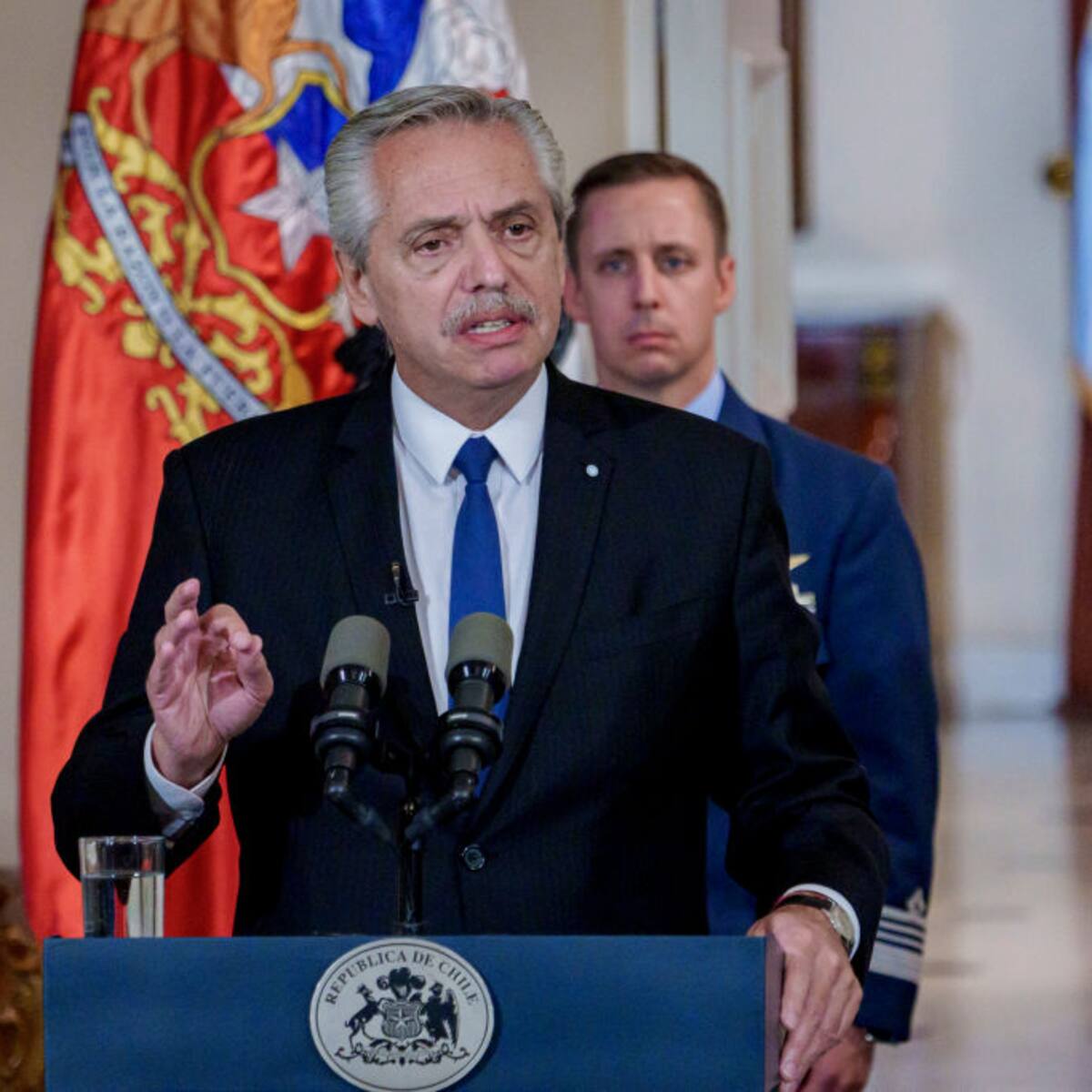 Tenía el ojo morado debido a un tratamiento estético: expresidente Fernández se defiende