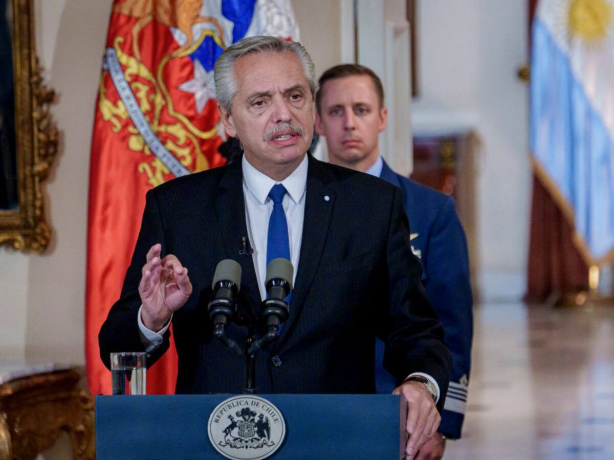 Tenía el ojo morado debido a un tratamiento estético: expresidente Fernández se defiende