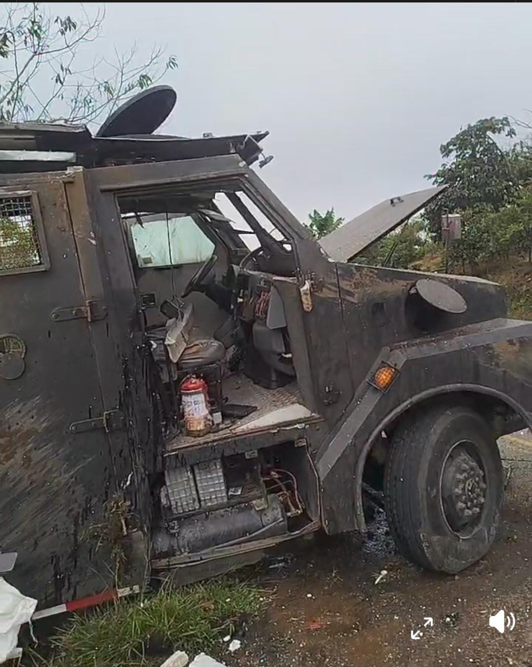 La poderosa carga explosiva fue activada al paso de una tanqueta de la Policía. Crédito: Red de Apoyo Cauca.