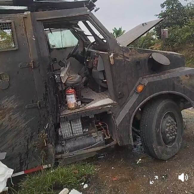 La poderosa carga explosiva fue activada al paso de una tanqueta de la Policía. Crédito: Red de Apoyo Cauca.