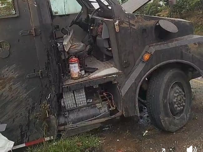 La poderosa carga explosiva fue activada al paso de una tanqueta de la Policía. Crédito: Red de Apoyo Cauca.