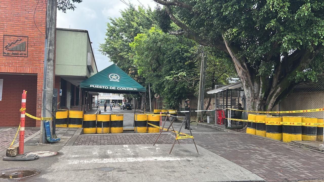 El ataque con explosivos no dejó víctimas mortales ni personas heridas, pero sí daños a tres vehículos que se encontraban estacionados. Foto: Cortesía.