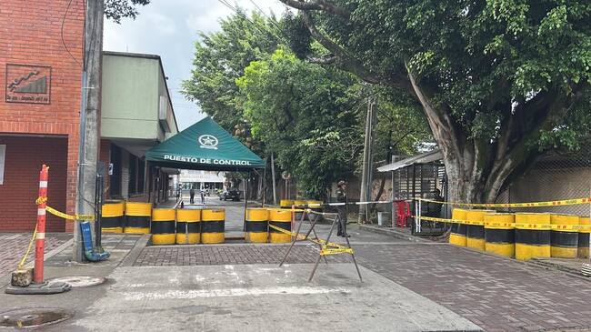 El ataque con explosivos no dejó víctimas mortales ni personas heridas, pero sí daños a tres vehículos que se encontraban estacionados. Foto: Cortesía.