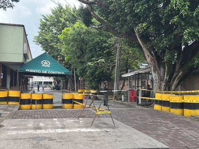 El ataque con explosivos no dejó víctimas mortales ni personas heridas, pero sí daños a tres vehículos que se encontraban estacionados. Foto: Cortesía.