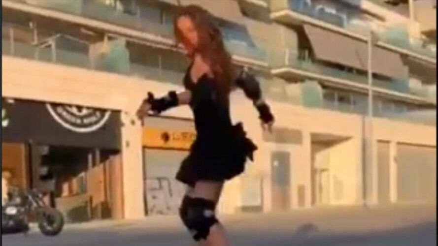Shakira haciendo skateboarding. Foto: Captura de pantalla video Twitter @shakira