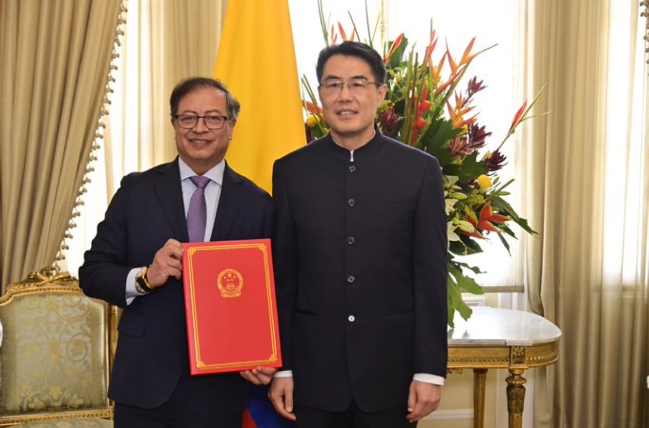 Gustavo Petro y el embajador de China en Colombia, Zhu Jingyang. Foto:  Twitter Embajada de China en Colombia