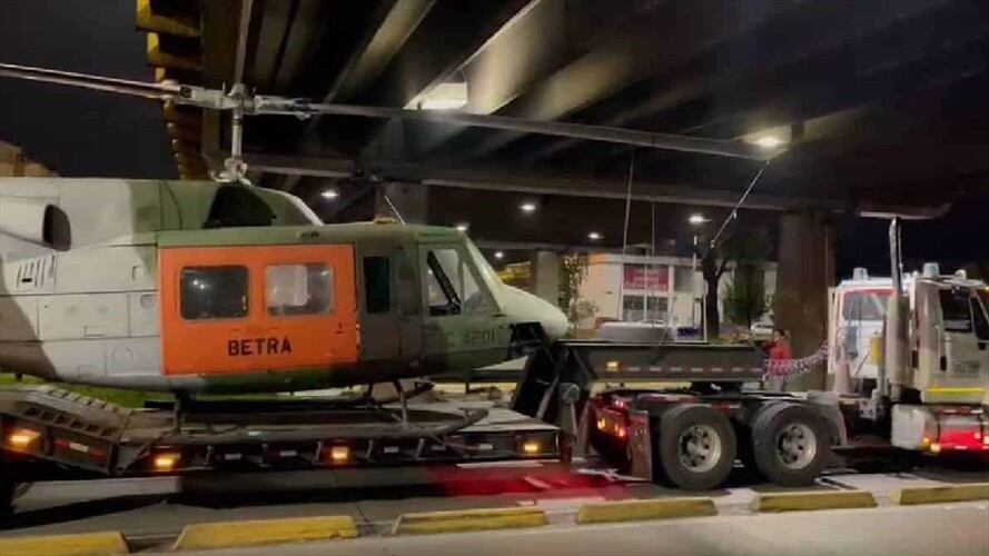 A la aeronave le faltaron unos pocos 10 centímetros para poder pasar debajo del puente. Foto: Captura de video