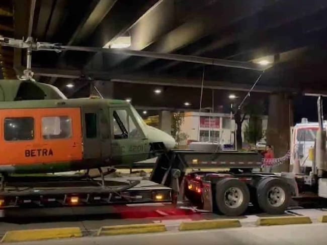 A la aeronave le faltaron unos pocos 10 centímetros para poder pasar debajo del puente. Foto: Captura de video