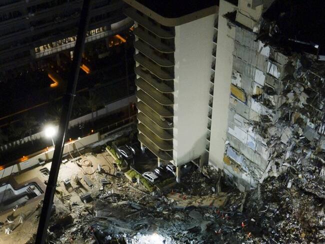 Derrumbe del edificio Champlain Towers South de Florida. Foto: Tayfun Coskun/Anadolu Agency via Getty Images