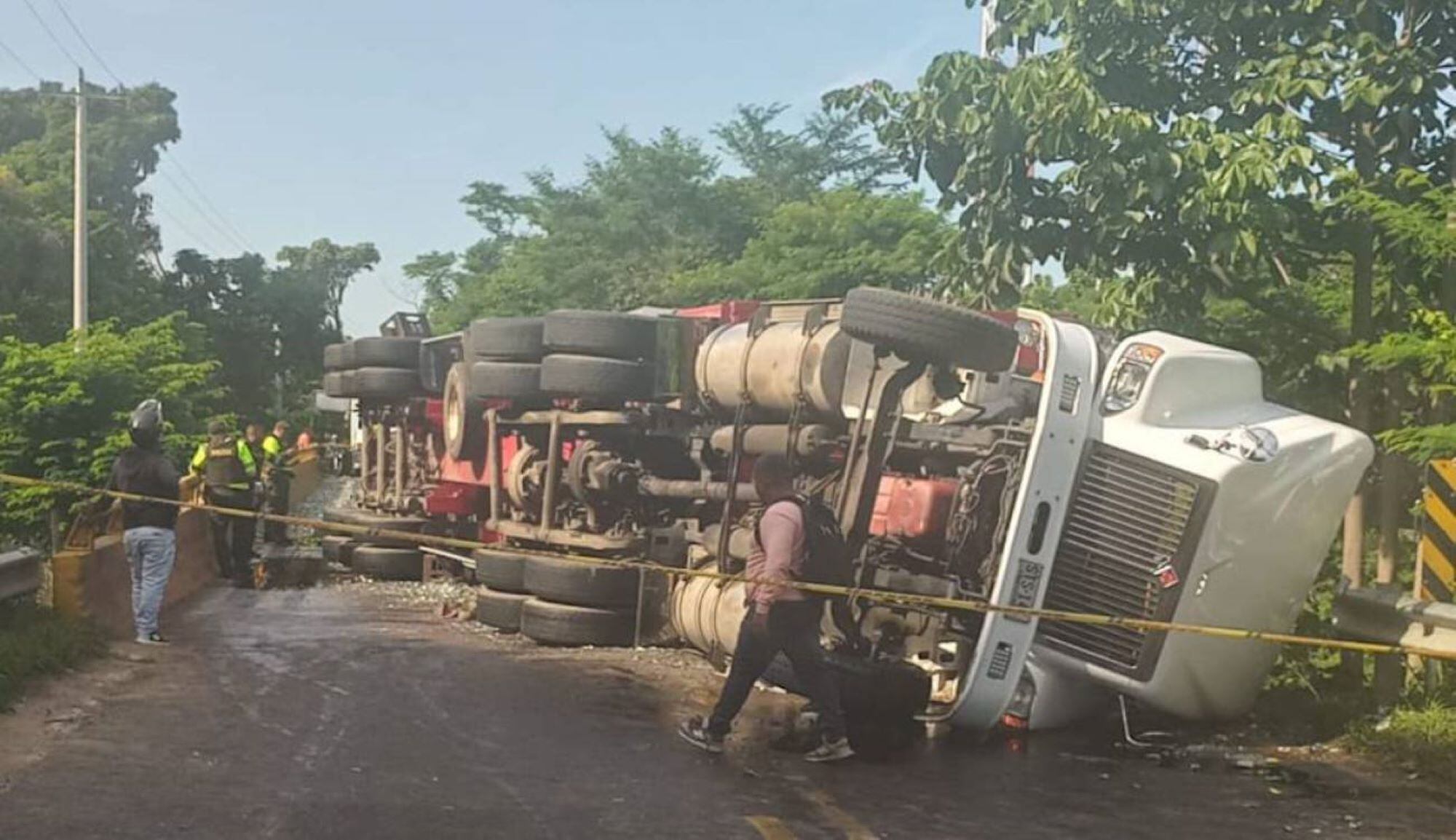 Camión volcado/ Carlos Julio Araujo