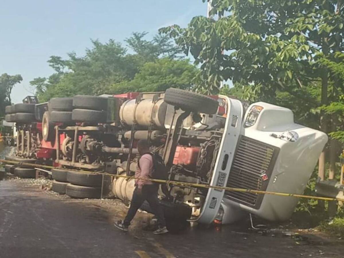 Camión de cervezas se volcó en la Zona Bananera