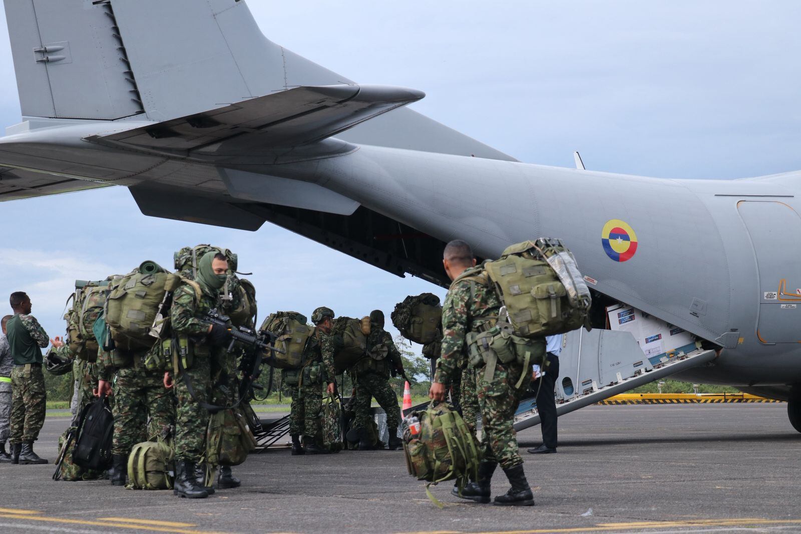 Transporte de tropas del Ejército Nacional y uniformados de la Policía Nacional a San José del Guaviare. Foto: Suministrada