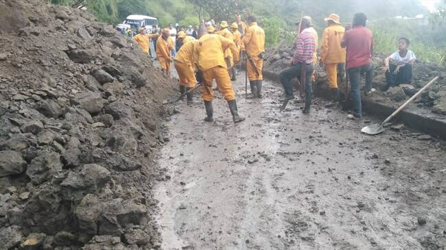 El derrumbe se registró a la altura del Estadero La Esmeralda, en el kilómetro 77. Foto: Invías