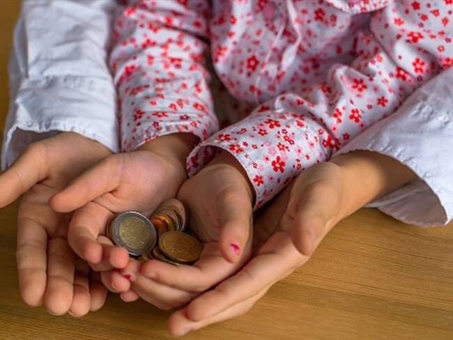 Niños y niñas dirigen un banco en la escuela para aprender a ahorrar