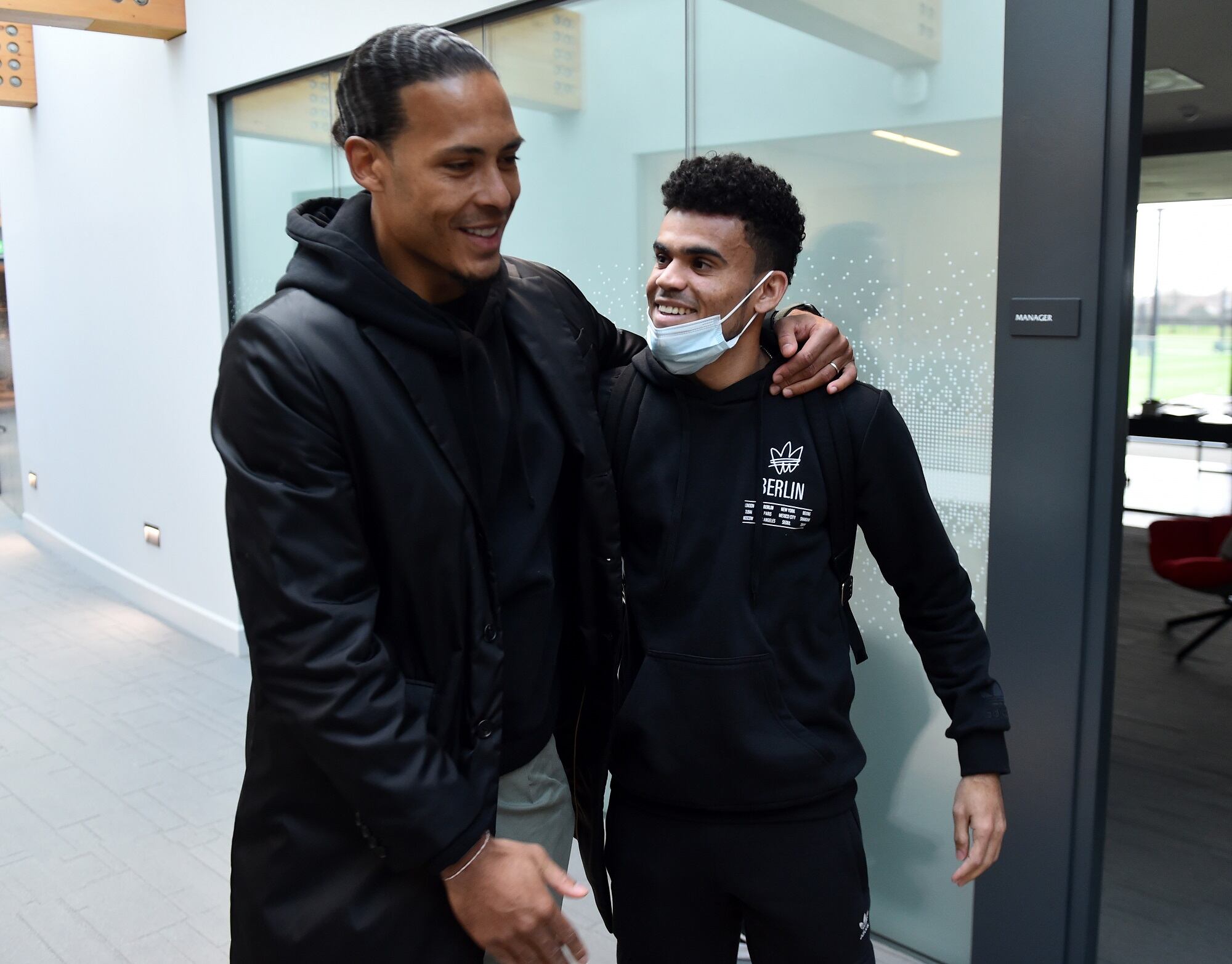 Virgil van Dijk en su recibimiento a Luis Díaz en el Liverpool