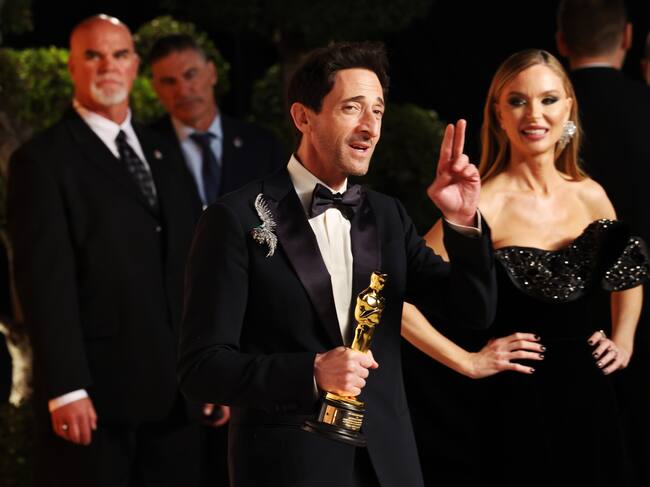 BEVERLY HILLS (Estados Unidos), 03/03/2025.- El ganador del Oscar al Mejor Actor Protagonista Adrien Brody asiste a la Fiesta Vanity Fair de los Oscar 2025, un evento anual que se celebra junto con la ceremonia de los Premios de la Academia, en el Centro Wallis Annenberg para las Artes Escénicas.