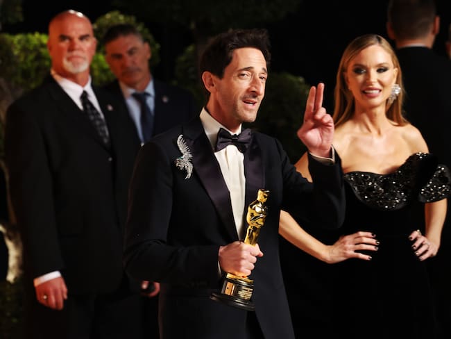 BEVERLY HILLS (United States), 03/03/2025.- Oscar winner for Best Actor in a Leading Role Adrien Brody (C) attends the 2025 Vanity Fair Oscar Party, an annual event held in conjunction with the Academy Awards ceremony, at the Wallis Annenberg Center for the Performing Arts in Beverly Hills, California, USA, 02 March 2025. EFE/EPA/JILL CONNELLY