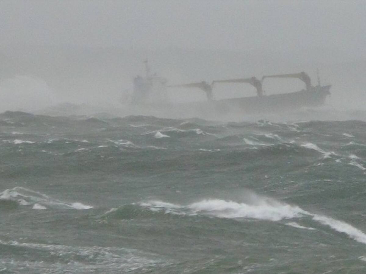 Armada de Colombia rescata 17 personas que naufragaron en aguas del pacífico colombiano