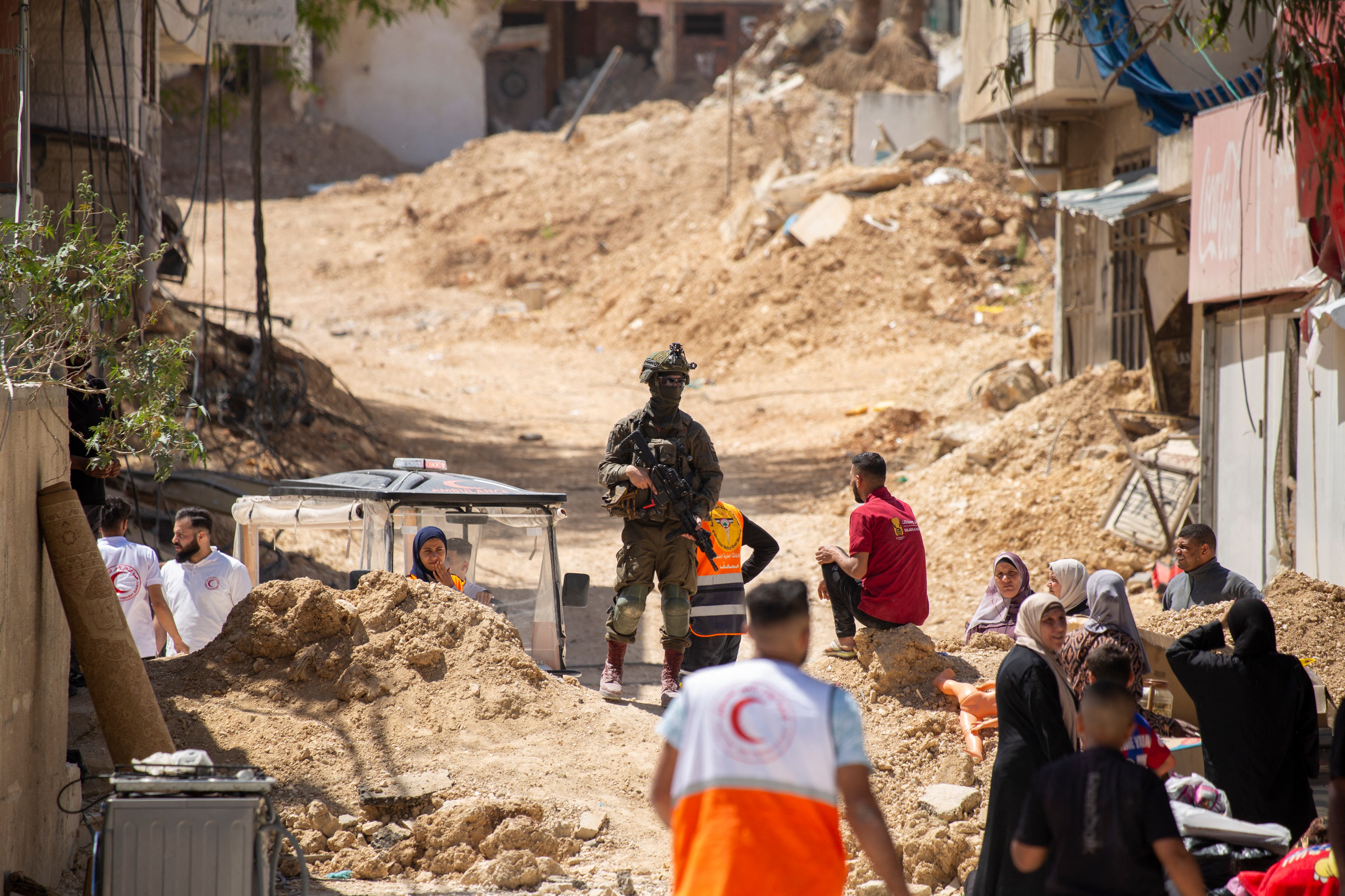 Residentes palestinos en un campamento tras ataque militar de Israel. FOTO: MOJAHID NAW/Middle East Images/AFP via Getty Images
