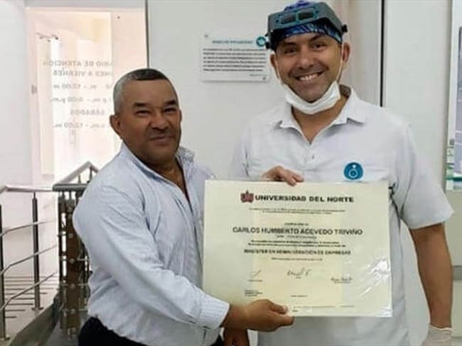 ‘Guillo’ Gómez, el hombre que entregó los diplomas a los estudiantes de Uninorte