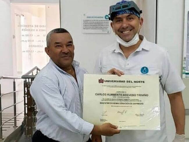 ‘Guillo’ Gómez, el hombre que entregó los diplomas a los estudiantes de Uninorte. Foto: Instagram @carloshacevedo