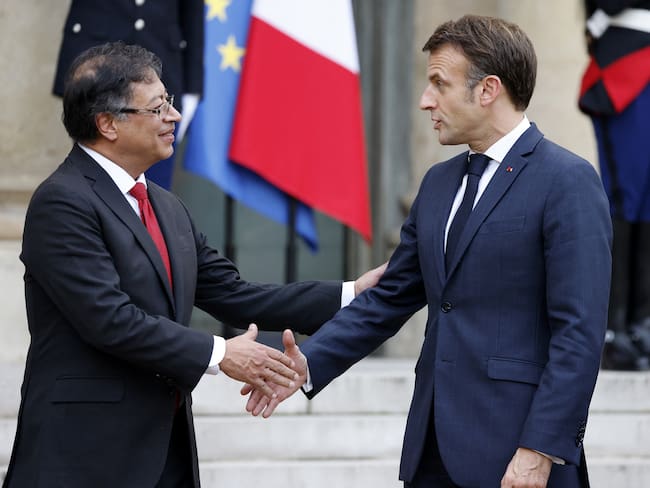 Gustavo Petro y Emmanuel Macron. (Photo by Ludovic MARIN / AFP)