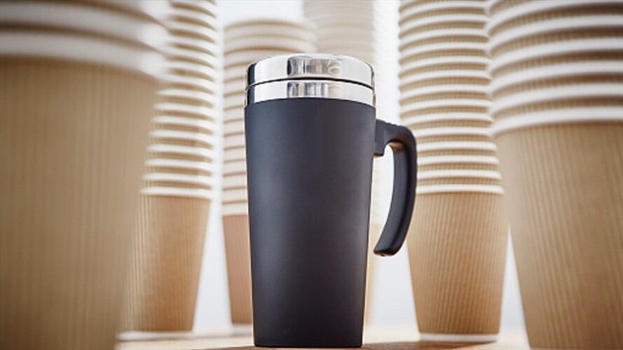 Cada minuto en el mundo, alrededor de un millón de vasos de cartón son desechados en un relleno sanitario. Foto: Getty Images