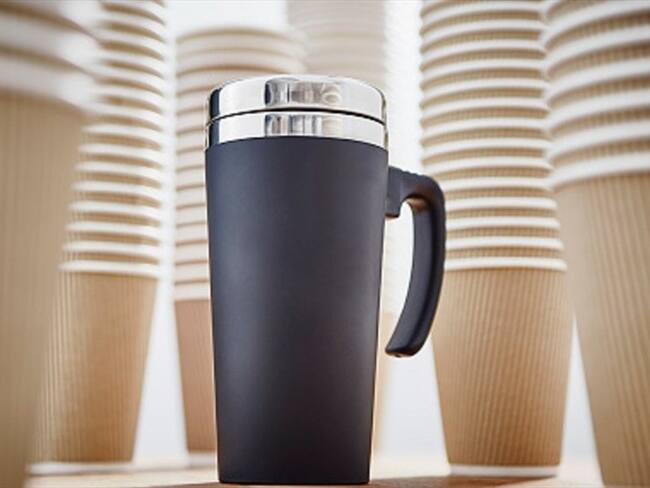 Cada minuto en el mundo, alrededor de un millón de vasos de cartón son desechados en un relleno sanitario. Foto: Getty Images