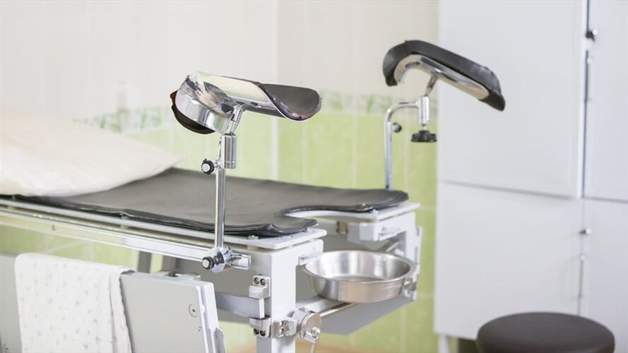 Ante un juez de control de garantías de Bogotá, la Fiscalía General de la Nación presentó al médico ginecólogo Ernesto Ortiz Ruiz. Foto: Getty Images / SVIATLANA LAZARENKA