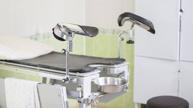 Ante un juez de control de garantías de Bogotá, la Fiscalía General de la Nación presentó al médico ginecólogo Ernesto Ortiz Ruiz. Foto: Getty Images / SVIATLANA LAZARENKA