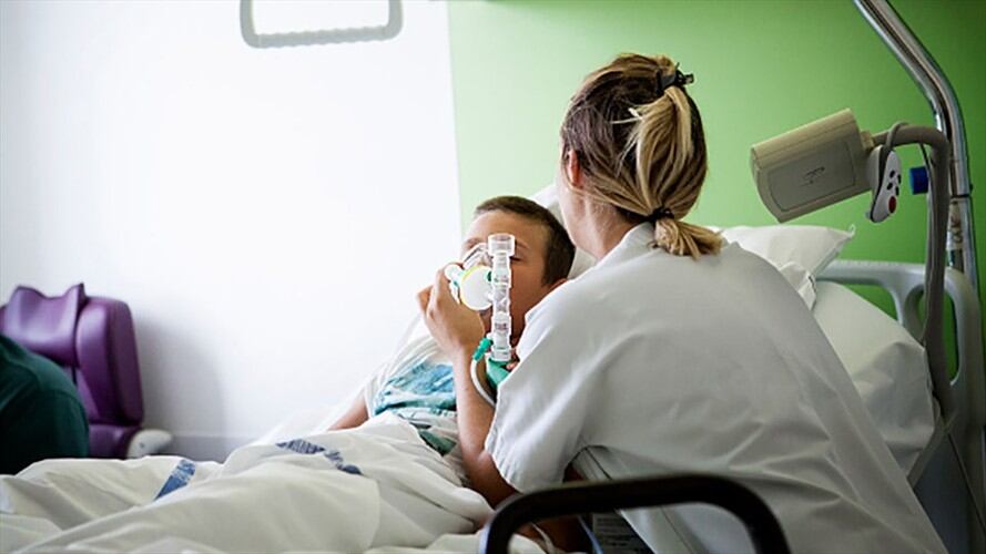 Médicos del Reino Unido enviaron “una alarma urgente” sobre un “síndrome de shock tóxico y enfermedad de Kawasaki atípica” en algunos niños que dieron positivo por COVID-19. . Foto: Getty Images