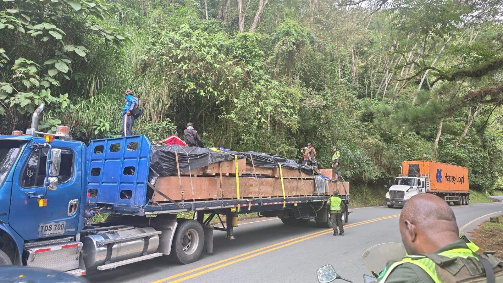 Cinco personas de una misma familia murieron aplastadas por la carga de un camión en el que viajaban como polizones. Foto: Policía de tránsito y carreteras