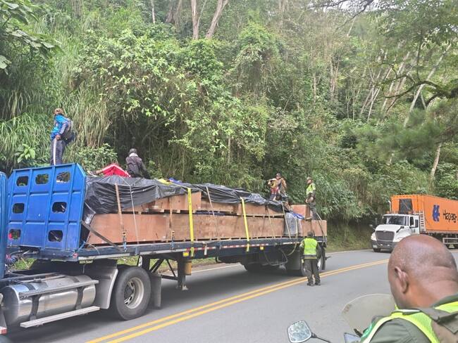 Cinco personas de una misma familia murieron aplastadas por la carga de un camión en el que viajaban como polizones. Foto: Policía de tránsito y carreteras