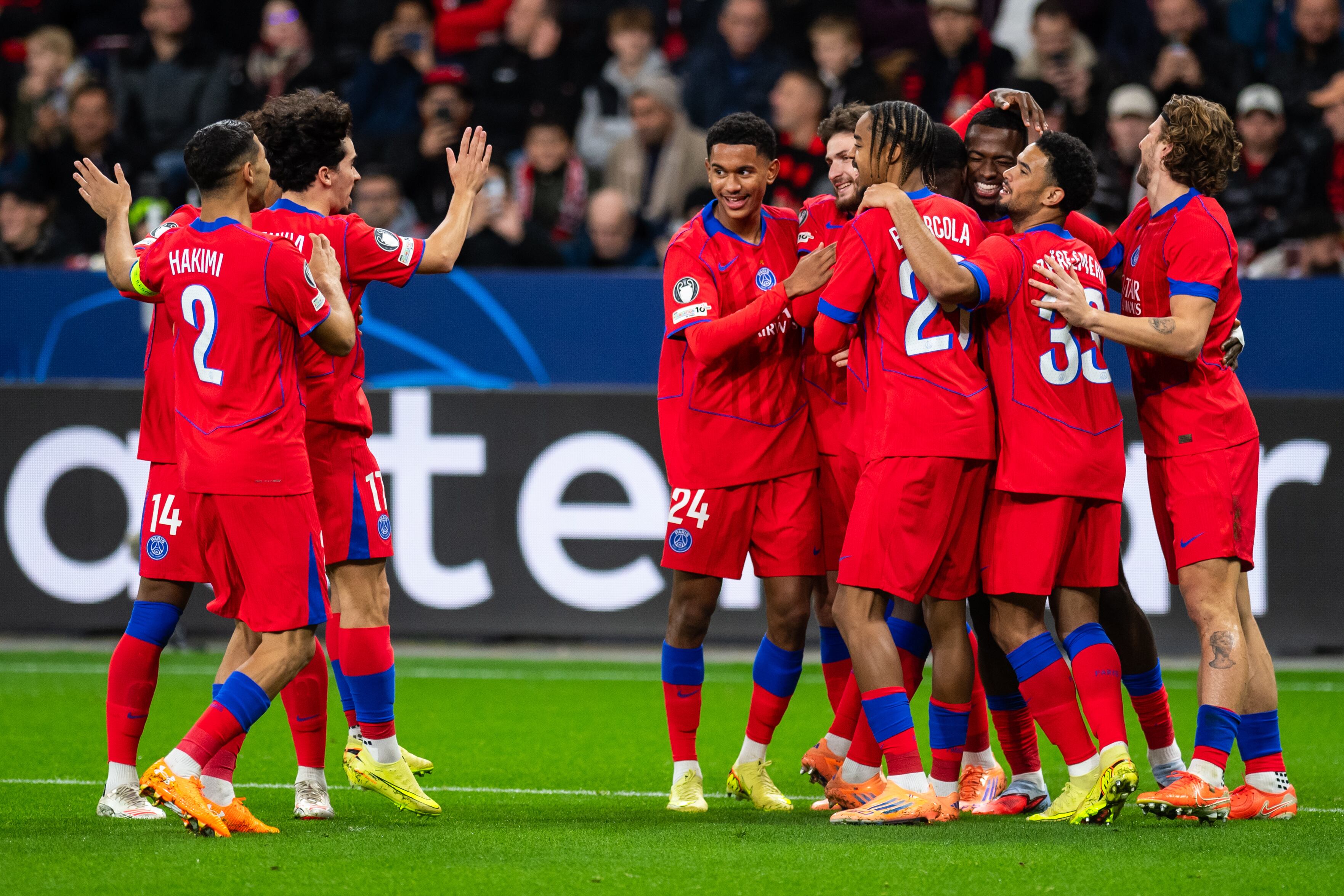 Willian Pacho del PSG celebra un gol con sus compañeros ante el Bayer Leverkusen. FOTO: Hesham Elsherif/Anadolu via Getty Images