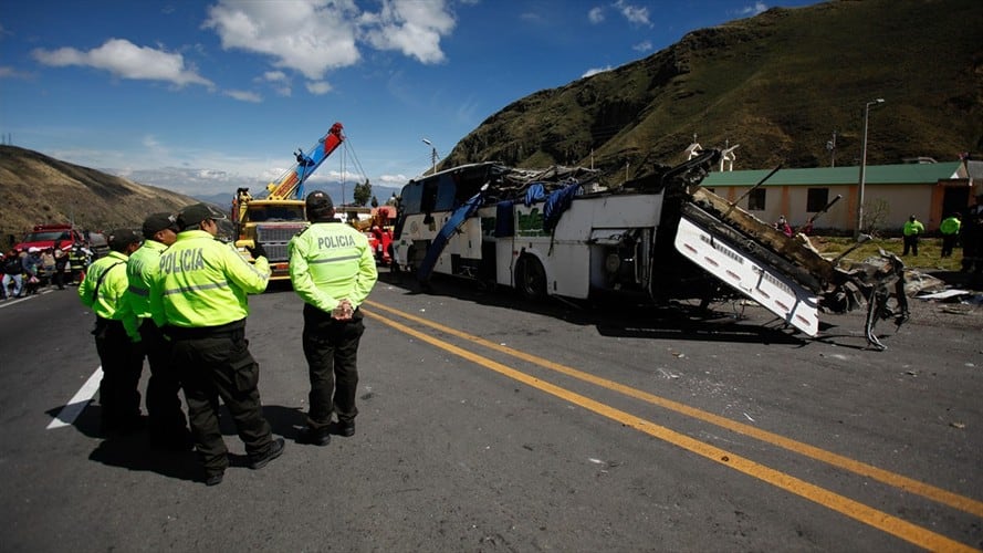 Ascienden a 24 los muertos del accidente de autobús en Ecuador. Foto: Agencia EFE