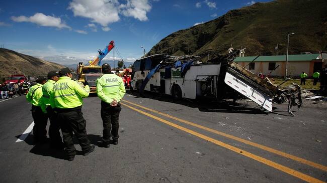 Ascienden a 24 los muertos del accidente de autobús en Ecuador. Foto: Agencia EFE