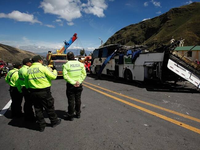 Ascienden a 24 los muertos del accidente de autobús en Ecuador. Foto: Agencia EFE
