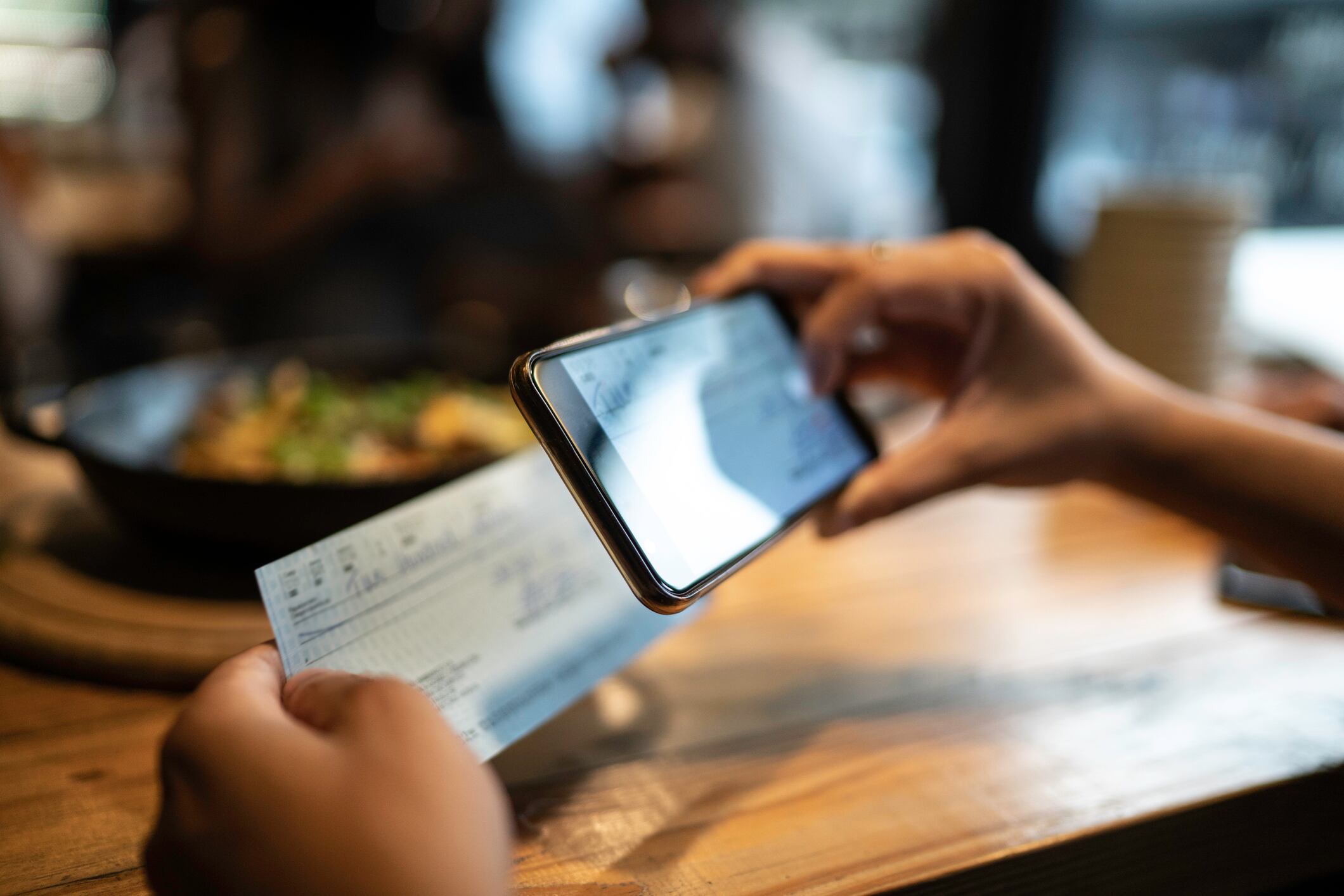 Hombre escaneando un cheque con su celular (Getty Images)