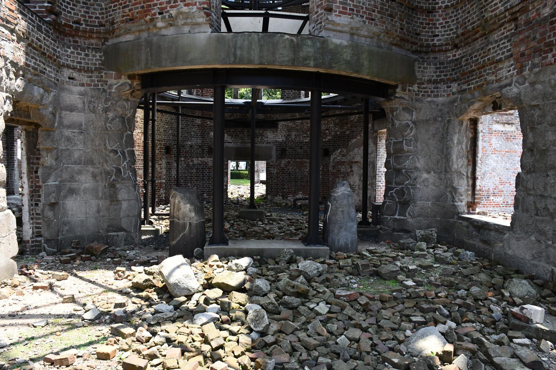 La Cúpula de la Bomba Atómica continúa en pie 80 años después del bombardeo nuclear que arrasó Hiroshima como recordatorio del sufrimiento, pero también como símbolo de esperanza que atrae cada año a más de 1,7 millones de visitantes de todo el mundo. EFE/Edurne Morillo