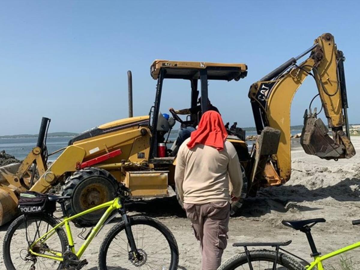 Con retroexcavadoras habitantes de Cartagena buscan recuperar “El Laguito”