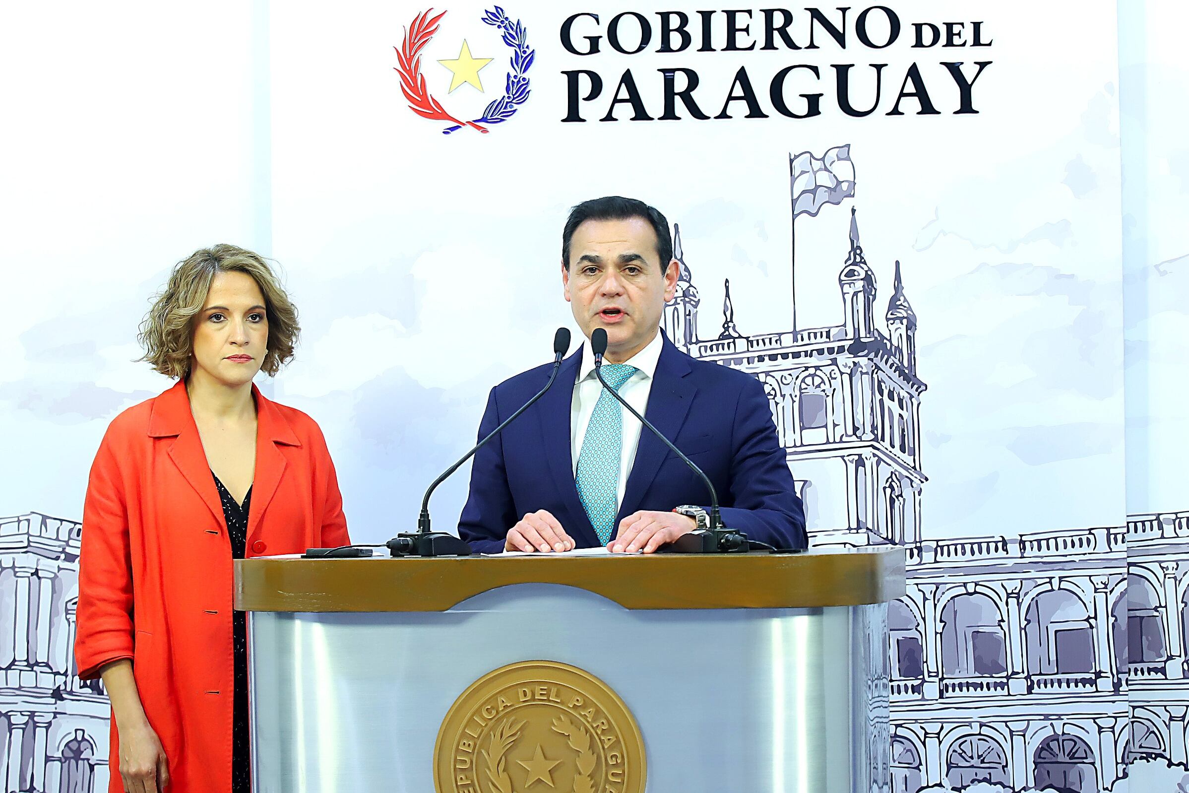 AME9004. ASUNCIÓN (PARAGUAY), 08/08/2024.- Fotografía cedida por la Presidencia de Paraguay de la jefa del Gabinete Civil del Gobierno de Paraguay, Lea Giménez, y el ministro de Relaciones Exteriores de Paraguay, Rubén Ramírez, durante una rueda de prensa en Asunción (Paraguay). El Gobierno de Paraguay solicitó a Estados Unidos acelerar el cambio de su embajador en el país suramericano por "pérdida de confianza", luego de que ese diplomático anunciara que el Tesoro estadounidense actualizó sanciones en contra de una empresa tabacalera local, por posible apoyo financiero al expresidente paraguayo Horacio Cartes (2013-2018), también sancionado por presunta corrupción. EFE/ Presidencia De Paraguay / SOLO USO EDITORIAL/ SOLO DISPONIBLE PARA ILUSTRAR LA NOTICIA QUE ACOMPAÑA (CRÉDITO OBLIGATORIO)