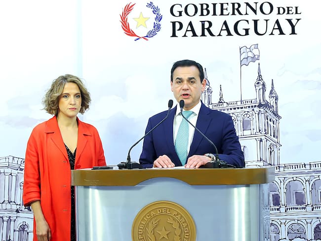 AME9004. ASUNCIÓN (PARAGUAY), 08/08/2024.- Fotografía cedida por la Presidencia de Paraguay de la jefa del Gabinete Civil del Gobierno de Paraguay, Lea Giménez, y el ministro de Relaciones Exteriores de Paraguay, Rubén Ramírez, durante una rueda de prensa en Asunción (Paraguay). El Gobierno de Paraguay solicitó a Estados Unidos acelerar el cambio de su embajador en el país suramericano por "pérdida de confianza", luego de que ese diplomático anunciara que el Tesoro estadounidense actualizó sanciones en contra de una empresa tabacalera local, por posible apoyo financiero al expresidente paraguayo Horacio Cartes (2013-2018), también sancionado por presunta corrupción. EFE/ Presidencia De Paraguay / SOLO USO EDITORIAL/ SOLO DISPONIBLE PARA ILUSTRAR LA NOTICIA QUE ACOMPAÑA (CRÉDITO OBLIGATORIO)