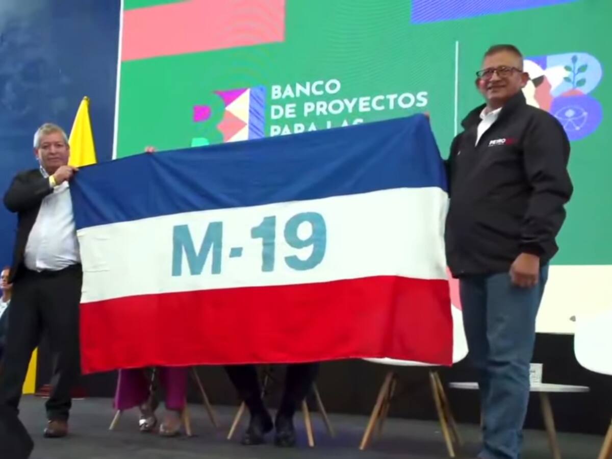 Petro conmemoró muerte de Carlos Pizarro: mostró una bandera del M-19
