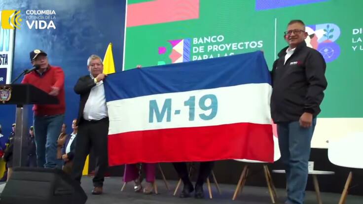 Representantes hablan sobre la presentación de una bandera del M-19 en discurso de Gustavo Petro.