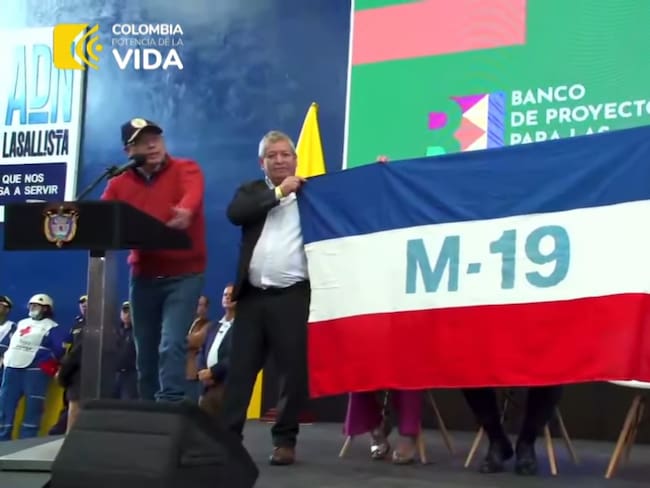 Representantes hablan sobre la presentación de una bandera del M-19 en discurso de Gustavo Petro.