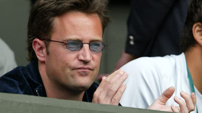 AME6571. BOGOTÁ (COLOMBIA), 16/06/2025.- Fotografía de archivo del 1 de julio de 2003 del actor estadounidense Matthew Perry en un partido de Tenis, en Wimbledon (Reino Unido). Un médico acusado en relación con la muerte del actor Matthew Perry se declaró culpable de distribuir ketamina a la estrella de Friends, según un acuerdo de culpabilidad presentado este lunes. EFE/ Olaf Kraak ARCHIVO